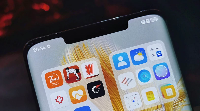 Czy to jest Mate 20 Pro? Skąd, to Mate 50 Pro. Ów charakterystyczny notch powrócił, gdyż w nowym flagowcu Huawei znowu znajdziemy przedni moduł ToF, który towarzyszy podwójnemu aparatowi przedniemu 