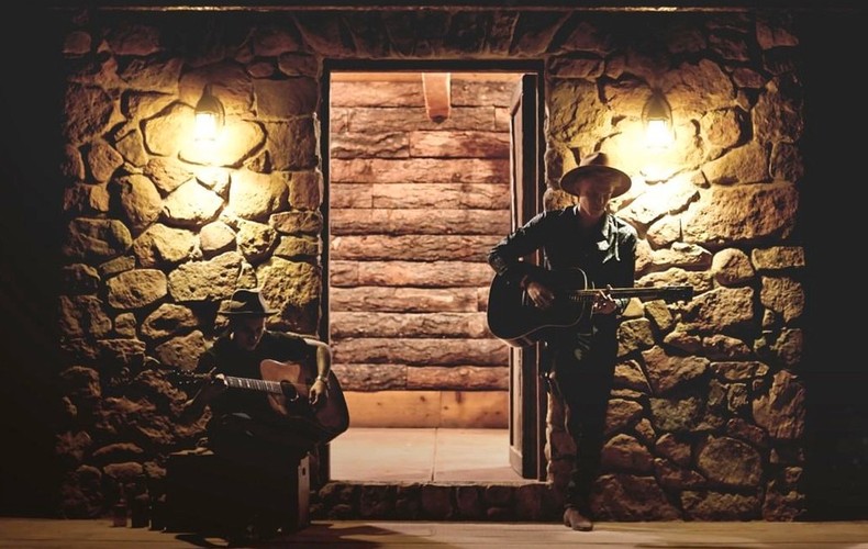 Justin Bieber i Cody Simpson chcą do mamy...