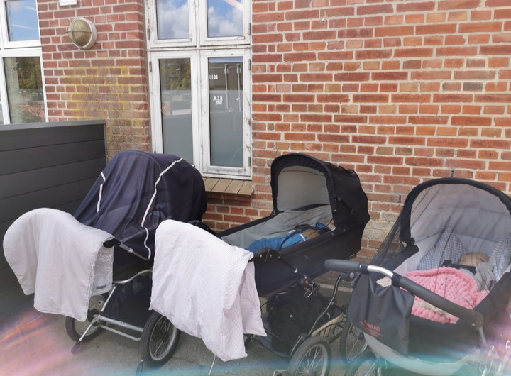 W duńskich żłobkach i przedszkolach dzieci drzemią w wózkach na dworze
