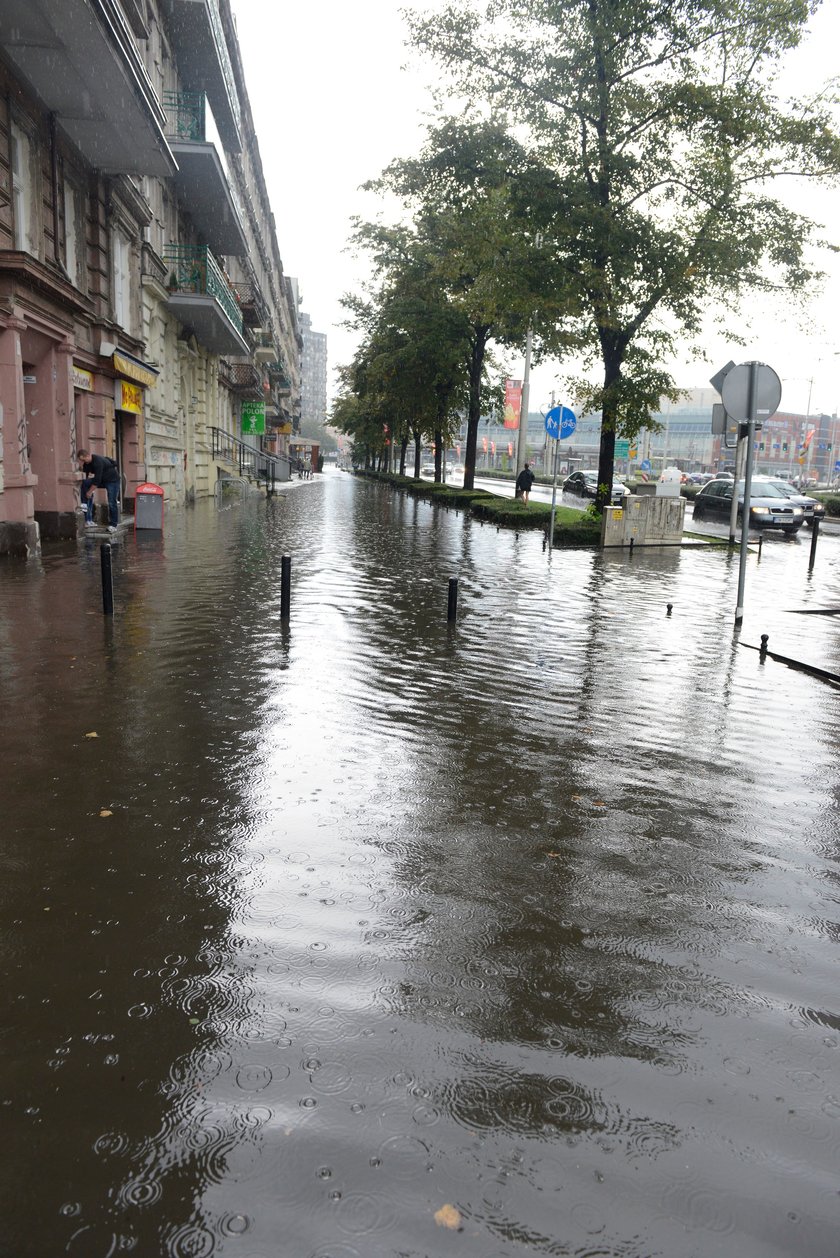 Zalany chodnik przy Curie-Skłodowskiej, przy Norwida