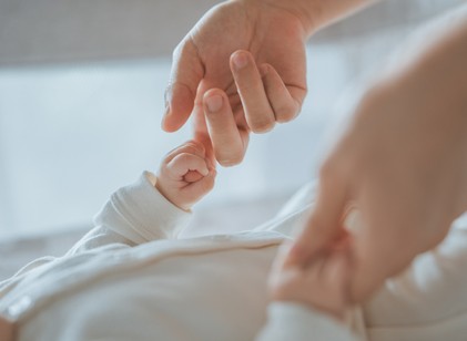 Először vettek el egy újszülöttet az anyjától egy sikertelen szülői alkalmassági teszt után című cikk nyitóképe