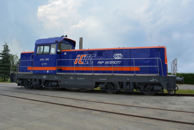 Zakres prac w przypadku wszystkich 20 lokomotyw był bardzo duży. Jak twierdzi producent, ze starego pojazdu pozostała tylko tzw. ostoja, wózki i zbiorniki paliwa. Kontrakt obejmował zabudowę całkowicie nowego nadwozia. Nowe pojazdy zostały wyposażone w nowoczesny system hamulcowy (ze sprężarką śrubową i sprężynowym hamulcem postojowym) i specjalne zderzaki z funkcją „crash” - pochłaniające energię zderzeniową.