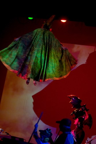 Na zakończenie Paprodziad lotem ćmy wzbił się pod sufit (patrz: niebo)...