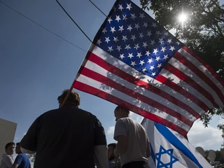 Ambasada USA w Izraelu wysłała w czwartek powiadomienie zakazujące swoim pracownikom podróżowania poza Jerozolimę, Tel Awiw i Beer Shewa oraz wezwała swoich obywateli w kraju do zachowania ostrożności