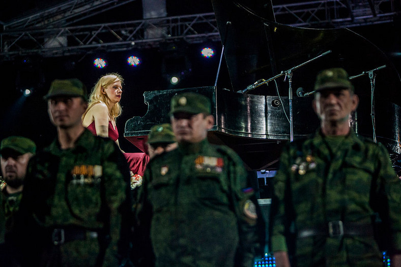 Wałentyna Łysicia podczas koncertu w Donbasie (2015).