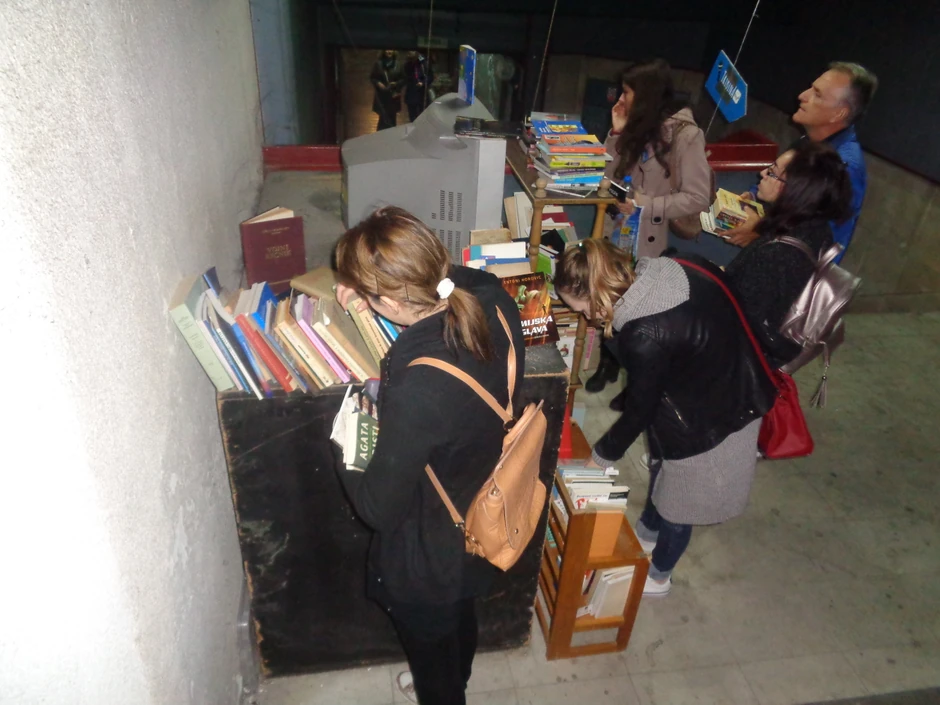 Sa razmene knjiga u bioskopu "Zvezda"