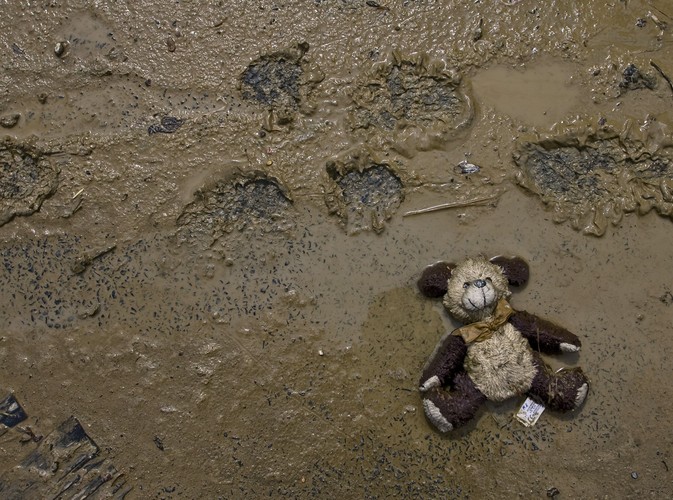 Maskotka leży w błocie po powodzi we wsi Wilków (woj. lubelskie)