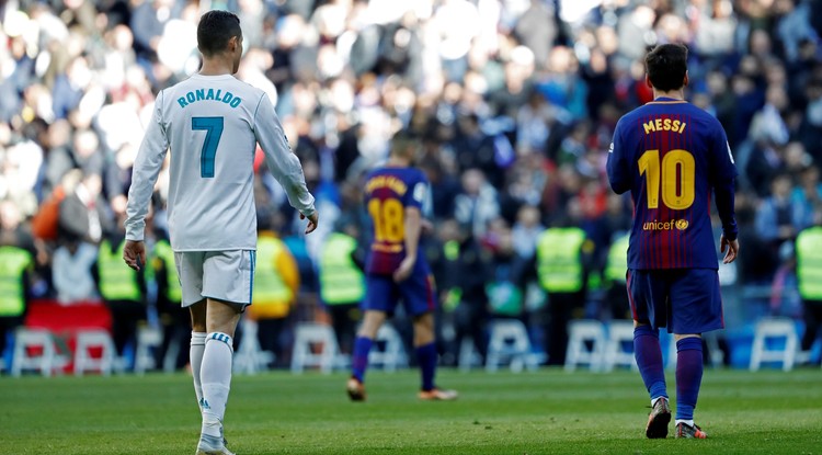 Cristiano Ronaldo és Lionel Messi egy 2017-es El Classico után sétál le a Santiago Bernabeu stadion gyepéről