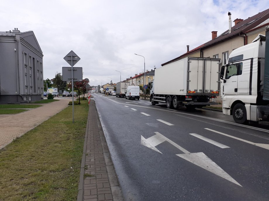 Obecna trasa przez Zwoleń prowadzi przez środek miasta