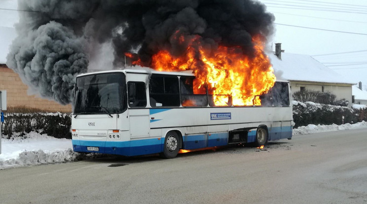 A busz kigyulladt, és pillanatokon belül méteres lángokkal égett /Fo­tó: Körmend HTP
