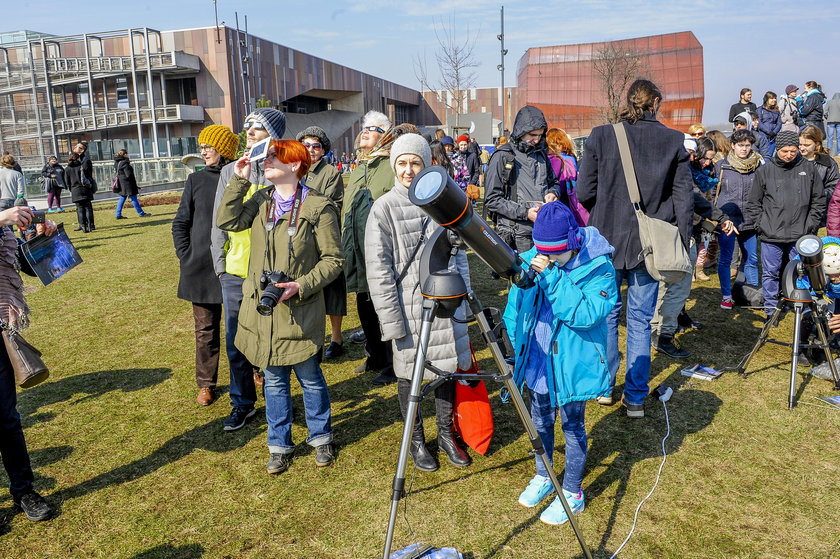 Warszawiacy oglądali częściowe zaćmienie Słońca