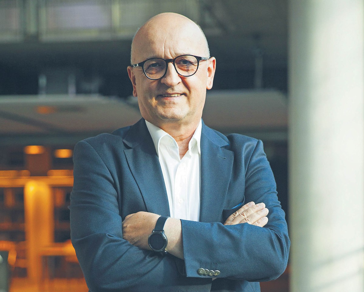Tadeusz Kowalski, prof. Uniwersytetu Warszawskiego, Wydział Dziennikarstwa, Informacji i Bibliologii, wybrany przez Senat do Krajowej Rady Radiofonii i Telewizji