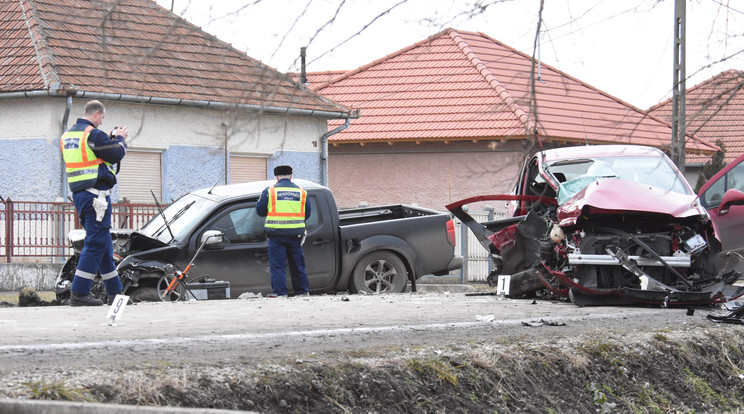 A baleset helyszíne. A felismerhetetlen piros Peugeotban ült az
anya és lánya / Fotó: MTI-Mészáros János