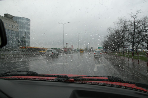 Niewidzialna wycieraczka: Poznaj sposób na jazdę w deszczu