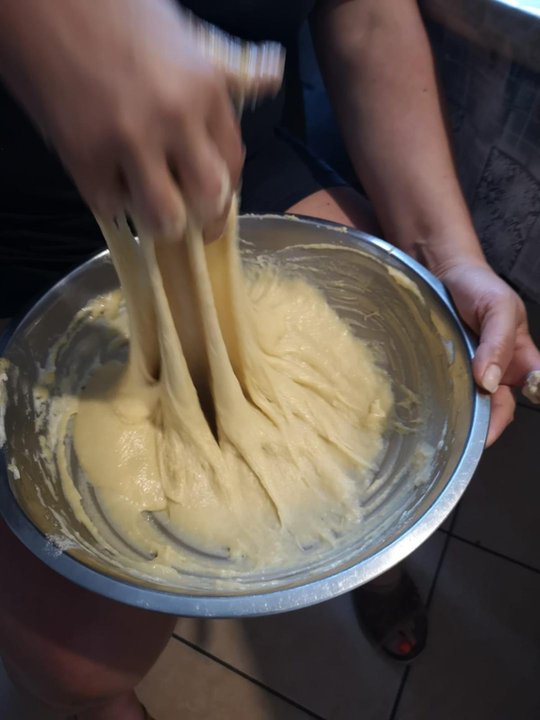 Drożdżowe ciasto należy bardzo dobrze wyrobić, najlepiej ręką