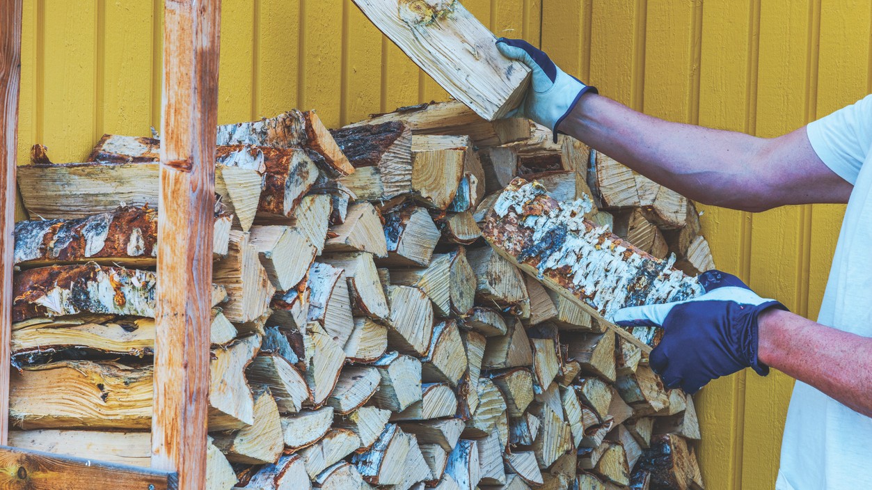 Kvalitné, suché polená z brezy patria medzi najlepšie palivové drevá – horia čisto a príjemne voňajú.