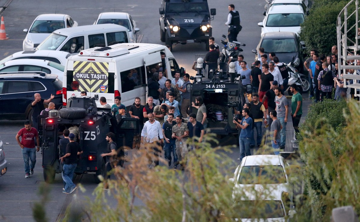 Tureccy żołnierze zatrzymywani przez policję