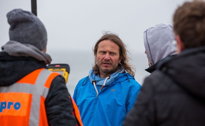 MIĘDZYWODZIE. WRAK XIX-WIECZNEGO STATKU WYCIĄGNIĘTY Z PLAŻY