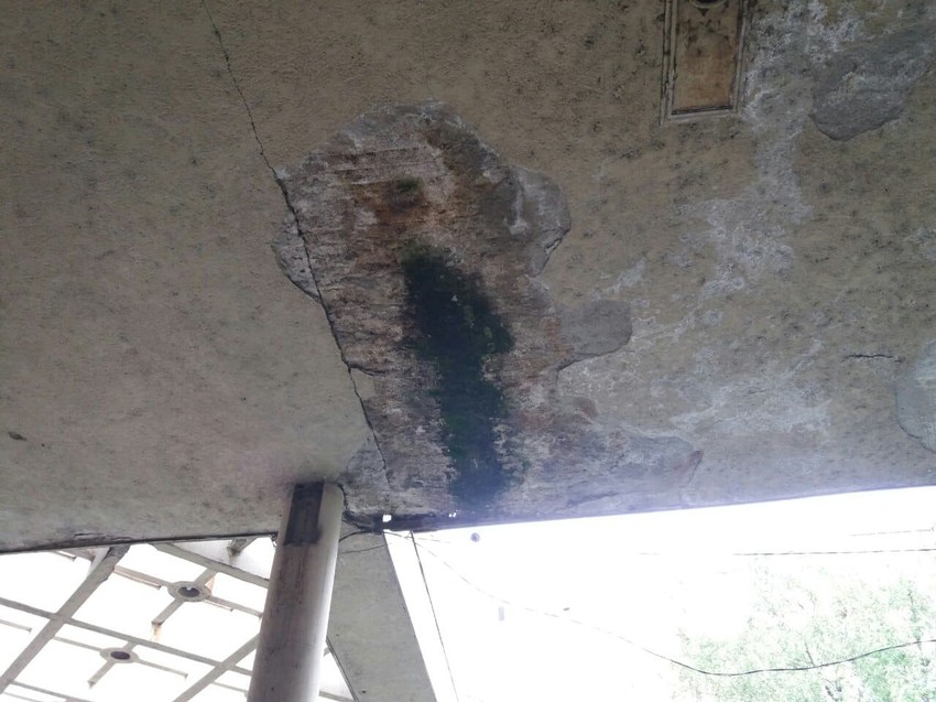 Plafon je u užasnom stanju mesecima