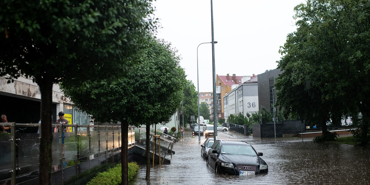 Białystok, 01.07.2021 r. Po gwałtownej ulewie, która przeszła nad Białymstokiem po południu, zalane zostały główne ulice.