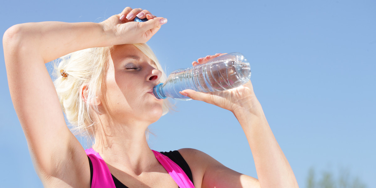 kobieta pije wodę