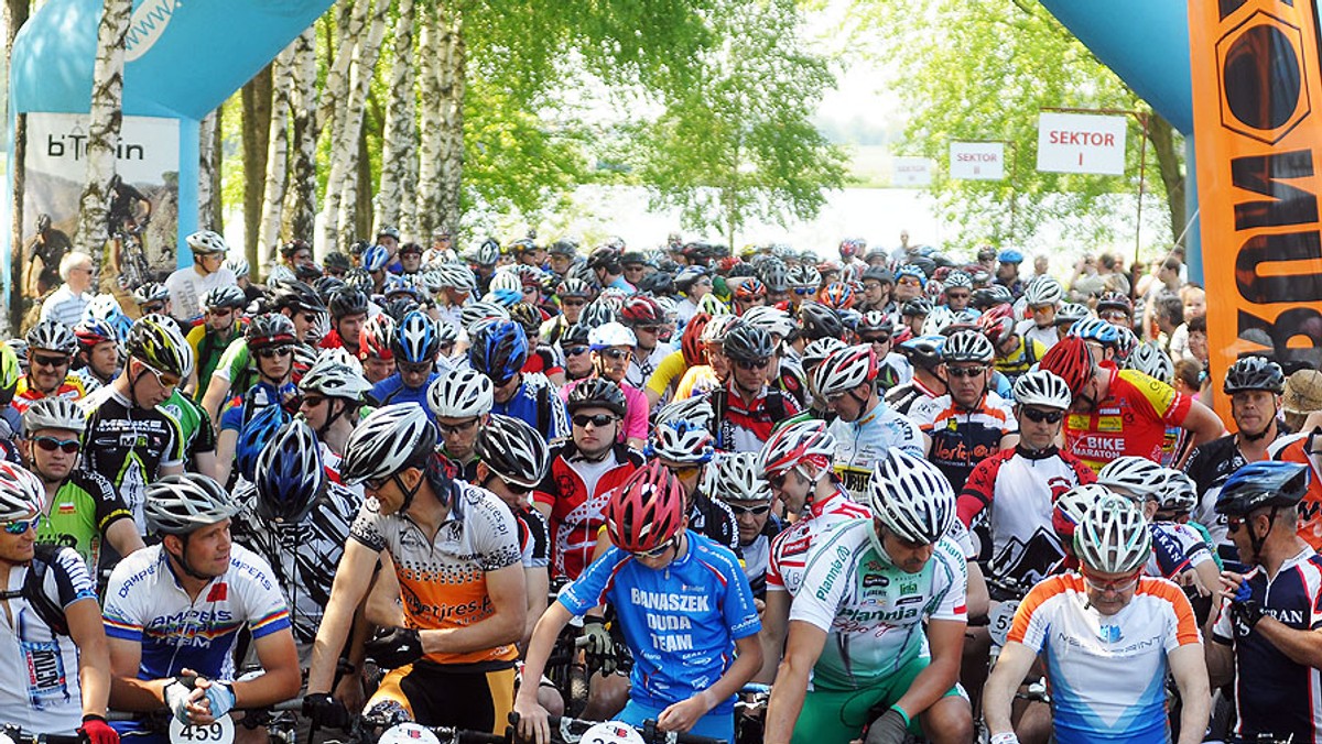 Poland Bike Marathon zawitał na Lubelszczyznę. Trzeci etap tegorocznego cyklu dla amatorów na rowerach górskich, organizowany przez byłego kolarza zawodowego Grzegorza Wajsa, został rozegrany w Łukowie. Kolorowe Miasteczko Poland Bike ze startem i metą wyścigów znajdowało się nad malowniczym Zalewem Zimna Woda. Przepiękna, słoneczna pogoda i atmosfera rodzinnego pikniku. Na starcie około 350 osób, w tym m.in. znany aktor Bartłomiej Topa i dziennikarz Łukasz Grass.