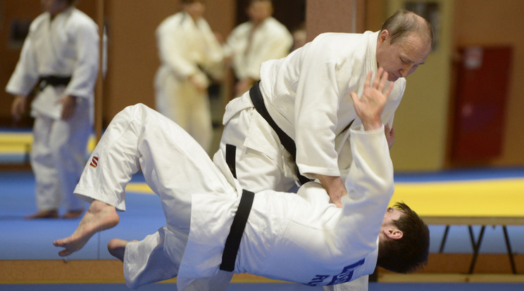 Vlagyimir Putyin maga 
is cselgáncsozik, fekete 
öves mester /Fotó: AFP