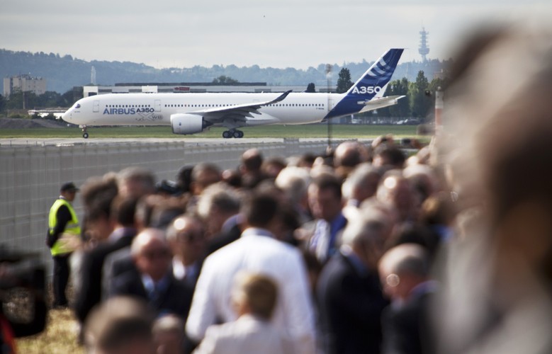 Koszt zaprojektowania i skonstruowania nowego samolotu jest szacowany na około 15 miliardów dolarów. Twórcy najnowszej maszyny Airbusa postawili na efektywność - samolot spala o 25 proc. mniej paliwa niż maszyny podobnej klasy. W pracach nad Airbusem A350XWB wzięli również udział inżynierowie z Polski.