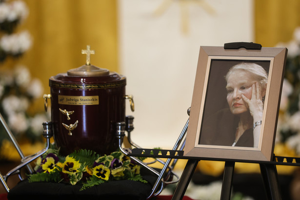 Pogrzeb profesor Jadwigi Staniszkis odbył się w kościele św. Krzysztofa w Podkowie Leśnej