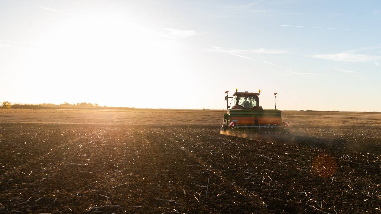 Fraudă de 3,5 milioane de euro cu fonduri UE în România: 237 de proiecte agricole, investigate