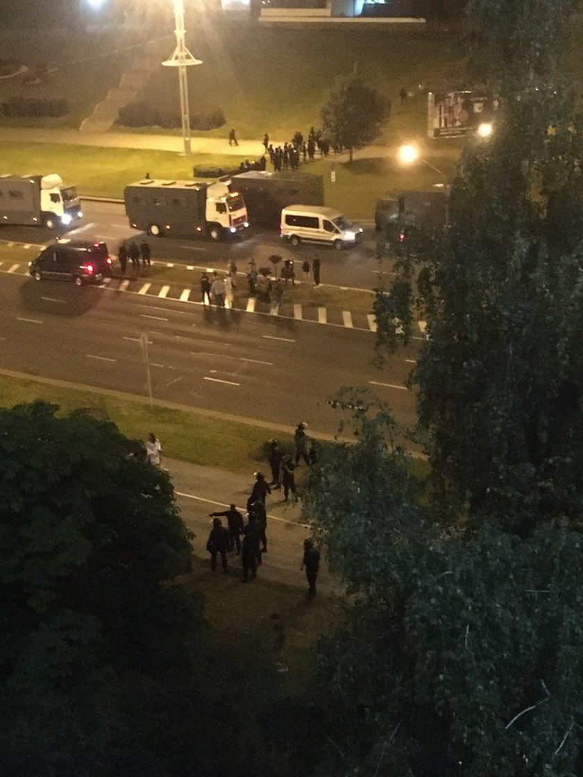 Niebezpieczne sceny na Białorusi. Tłumy na ulicach. Zablokowano miasto, wyłączono internet
