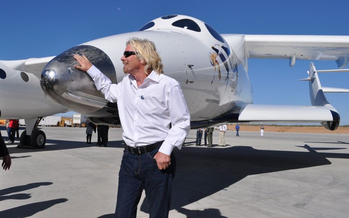 Richard Branson obok odrzutowca transportowego VMS Eve