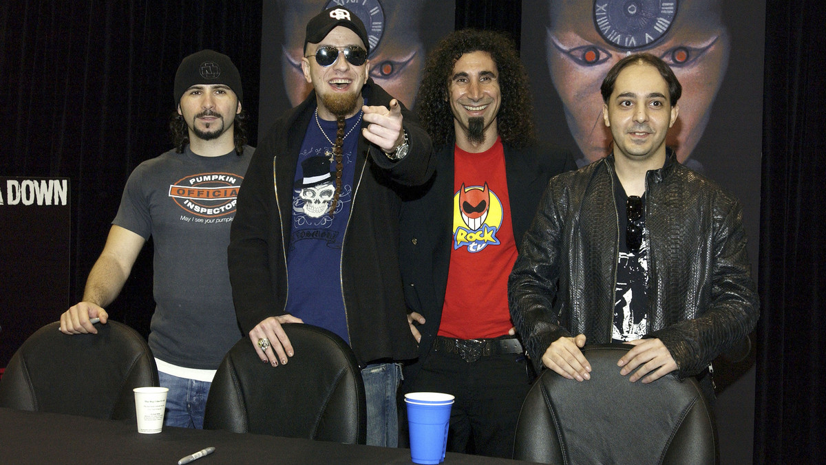 Na 9 czerwca zaplanowano premierę polskiej biografii System of a Down zatytułowanej "Hipnotyczny krzyk". Jej autorem jest dziennikarz "Teraz Rocka" oraz prezenter Radiowej Czwórki Bartek Koziczyński. Przypomnijmy, że amerykańska grupa wystąpi na tegorocznej edycji Impact Festival 2017, która odbędzie się w krakowskie TAURON Arenie. Zespół będzie gwiazdą drugiego dnia imprezy – 17 czerwca.