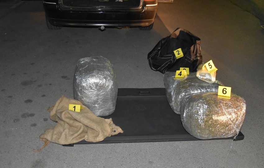 Policija je u automobilu pronašla kokain i oružje