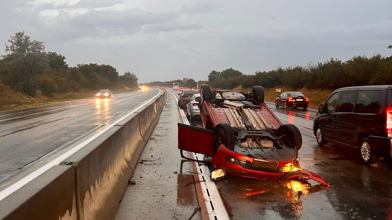 Prevrátené auto na diaľnici D1, 20. augusta 2026