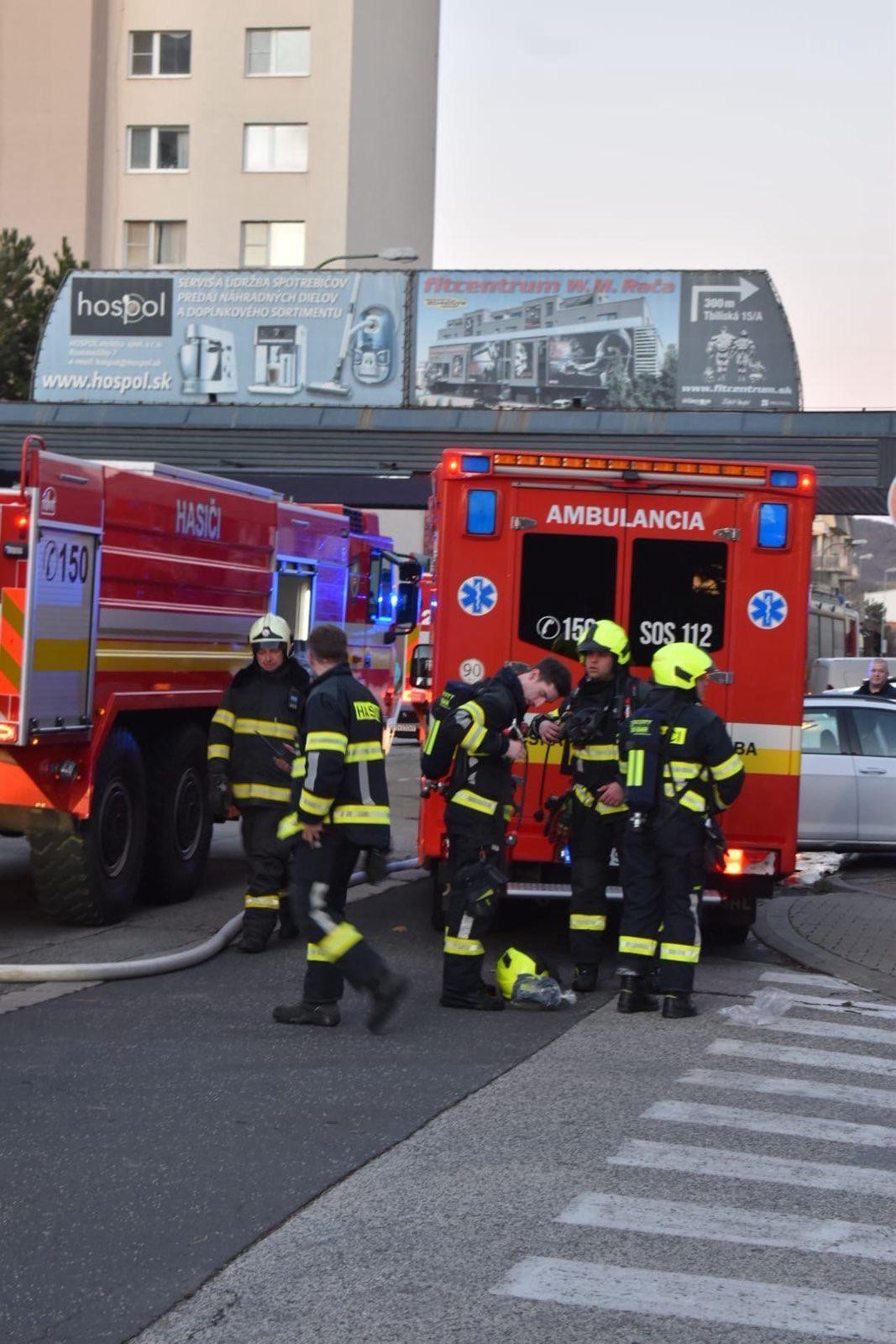 Hasiči v sobotu zasahovali pri požiari v potravinách v bratislavskej Rači.