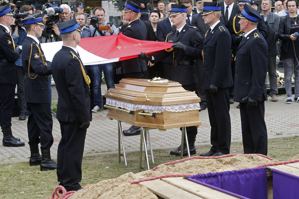 Na cmentarzu w Białymstoku pochowany został we wtorkowe południe 26-letni ogniomistrz Przemysław Piotrowski, który 25 maja zginął w czasie gaszenia pożaru hali magazynowej.