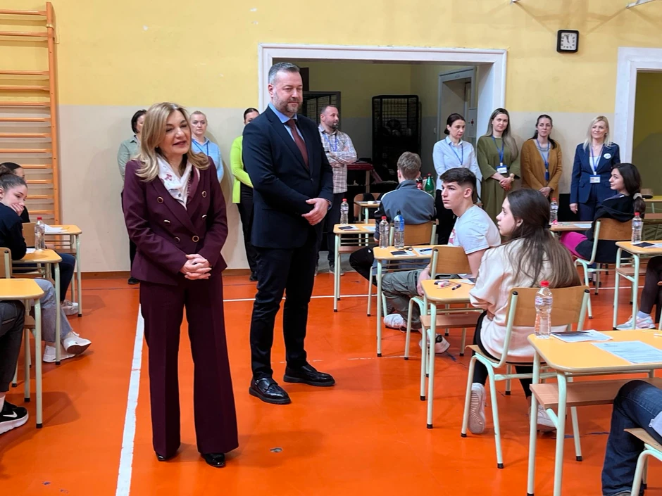 Državni sekretar Vesna Nedeljković i pomoćnik ministra za predškolsko i osnovno obrazovanje i vaspitanje Ivan Ćilerdžić posetili su danas Osnovnu školu „Dositej Obradović“ u Požarevcu 