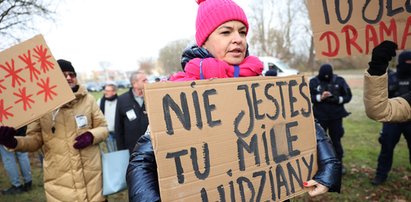 Protesty podczas spotkania prezesa PiS z mieszkańcami Nowej Soli. Kaczyńskiego chronił tłum policjantów [FILM]