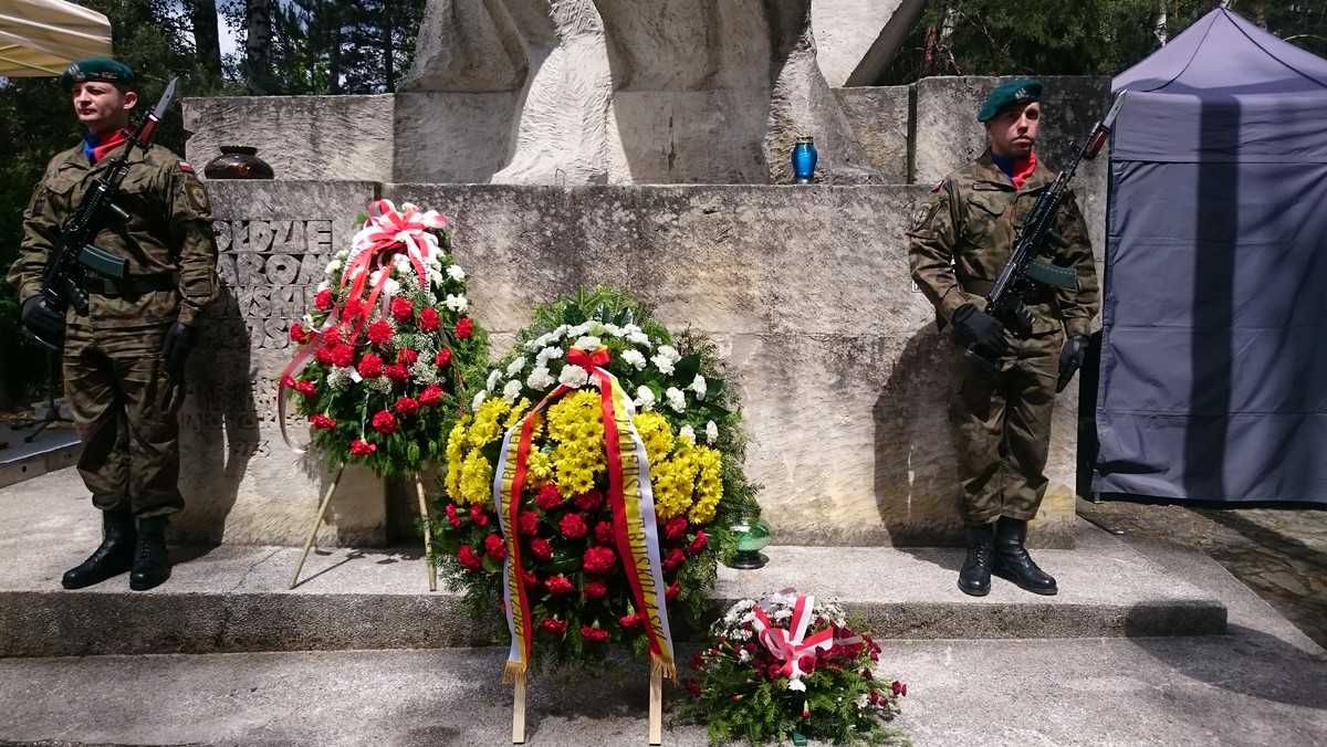 W Grabówce (gmina Supraśl) odbyły się uroczystości ku czci 16 tysięcy mieszkańców Białostocczyzny pomordowanych przez Niemców w latach 1941-1944. Po nabożeństwie przy pomniku ofiar zbrodni hitlerowskiej uczestnicy złożyli kwiaty i zapalili znicze na grobach.