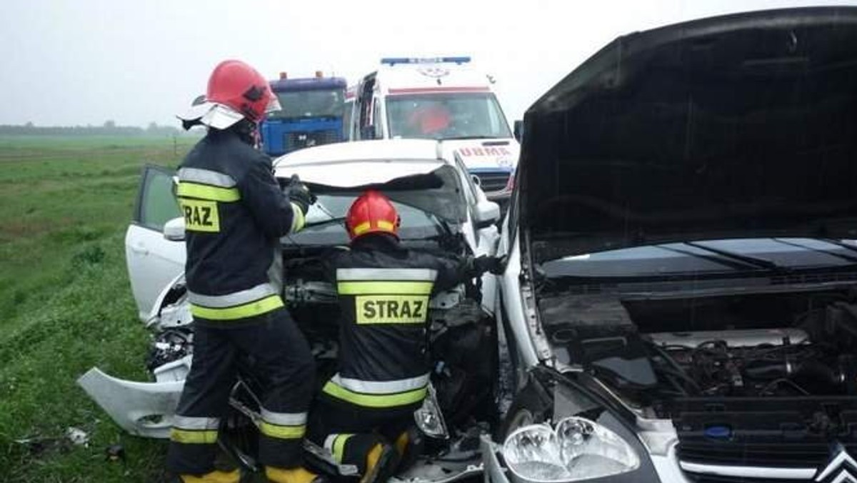 Citroen i ford zderzyły się w środę w Osinach w powiecie starachowickim. Do zdarzenia doszło na prostym odcinku drogi.