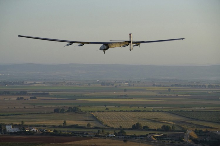 W Sewilli Solar Impulse 2 wylądował o godzinie 7.30. Nad Atlantykiem samolot leciał z prędkością zaledwie ok. 70 km na godzinę.
