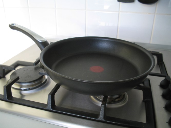 Przez długi okres był używany jedynie przez wojsko, ponieważ nie wymyślono sposobu wykorzystania go do przedmiotów codziennego użytku. Tworzywo to ma niski współczynnik tarcia, przez co jest niezwykle śliskie. Jest poza tym odporne na wysokie i niskie temperatury, jest również dobrym izolatorem i substancją chemicznie obojętną. Pierwsza patelnia teflonowa została wyprodukowana w połowie lat 50-tych. przez francuskiego inżyniera Marca Gregoire. Odkrycie doprowadziło do powstania firmy Tefal.<a href='http://forsal.pl/artykuly/766964,wielkie-wynalazki-malych-ludzi-oto-historie-niedoswiadczonych-osob-ktore-zmienily-swiat.html' target='_blank' style='color: blue'> Kliknij tutaj, aby przeczytać więcej na temat wynalazków, które zmieniły świat</a>