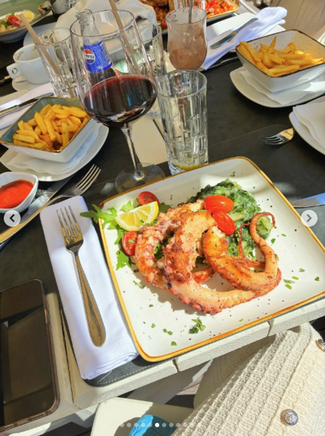 Dada Mešaljić sa ćerkom na moru