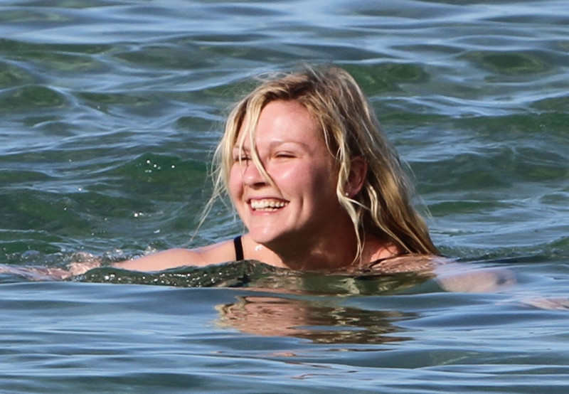 Kirsten Dunst odpoczywa na Hawajach