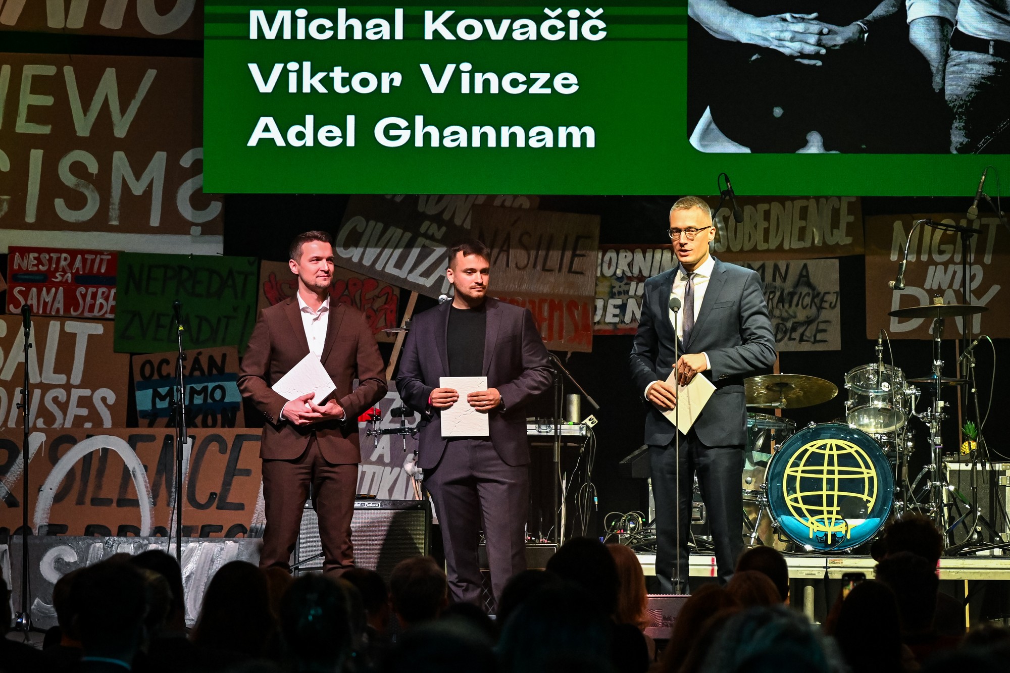 Viktor Vincze, Adel Ghannam a Michal Kovačič si preberajú ocenenie Biela vrana.