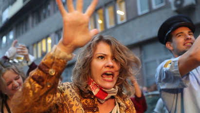 Nem hallgatunk! Így tüntetnek a színművészeti egyetem épülete előtt a tiltakozók, sztárok is megjelentek – fotók