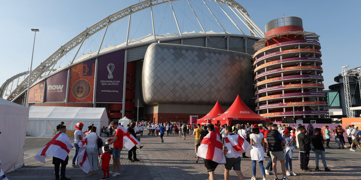 Kibice czekali w ogromnych kolejkach przed stadionem, żeby wejść na stadion meczu Anglia - Iran. 