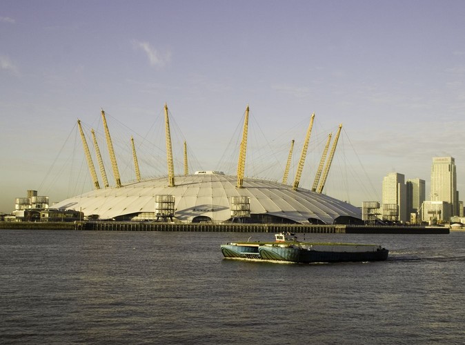 Millenium Dome w Londynie, budynek uznany przez 'Forbesa' za najbrzydszy na świecie w 2001 roku, ma największy na świecie dach i mieści 30 różnych sal, w tym słynną salę koncertową O2