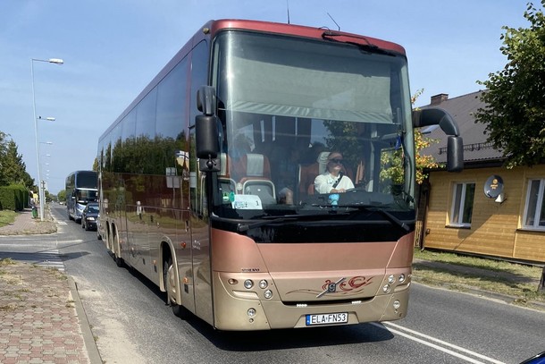 Autokary ze zwolennikami PiS śpieszą na konwencję